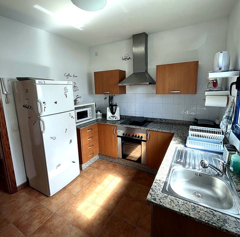 Cocina nueva y moderna bien iluminada en suite de villa dompi.