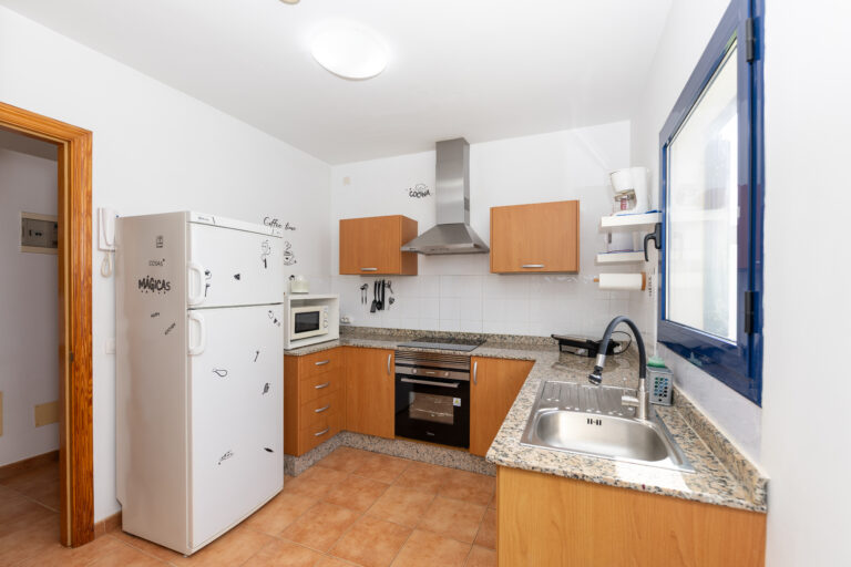 Cocina nueva y moderna bien iluminada en suite de villa dompi.