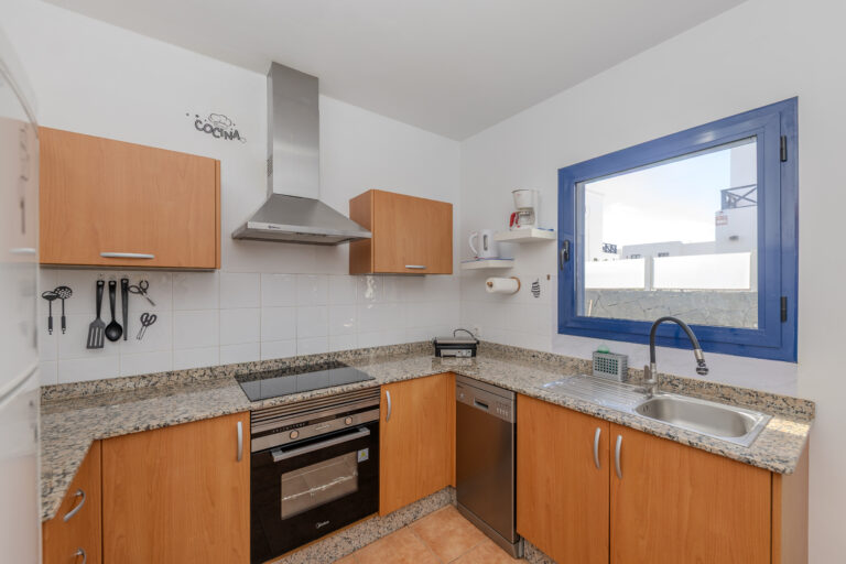 Cocina nueva y moderna bien iluminada en suite de villa dompi.