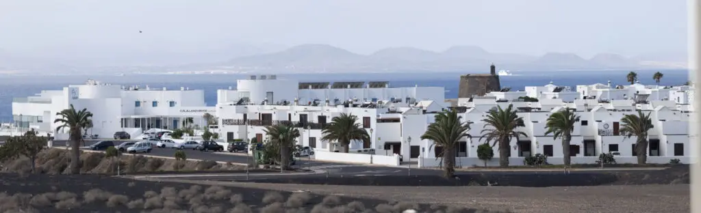 Vista a urbanización y al mar.