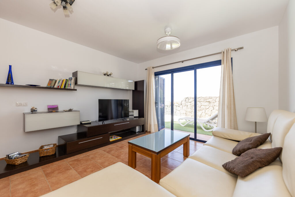 Salón luminoso de Villa DONPI con acceso directo a la terraza y decoración moderna