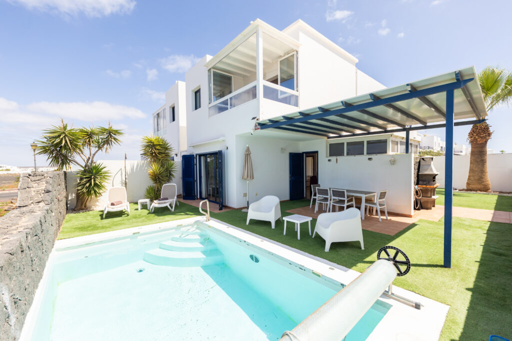 Piscina al aire libre con jardin para tomar el sol en villa dompi.