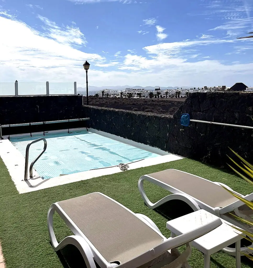 Piscina al aire libre con jardin para tomar el sol en villa dompi.