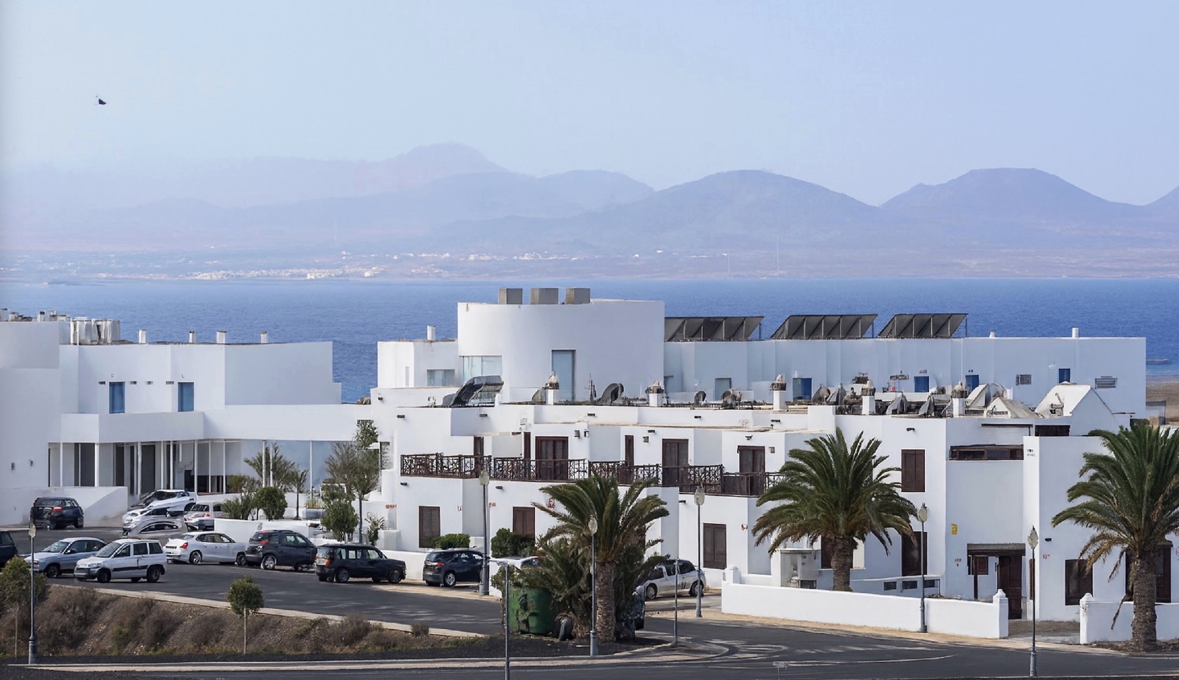 Se ven las vistas a Fuerteventura desde la suite principal de Villa Dompi