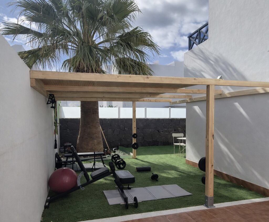 Ver foto de gimnasio exterior techado de villas Playa Blanca de Alquiler. Villa Dompi