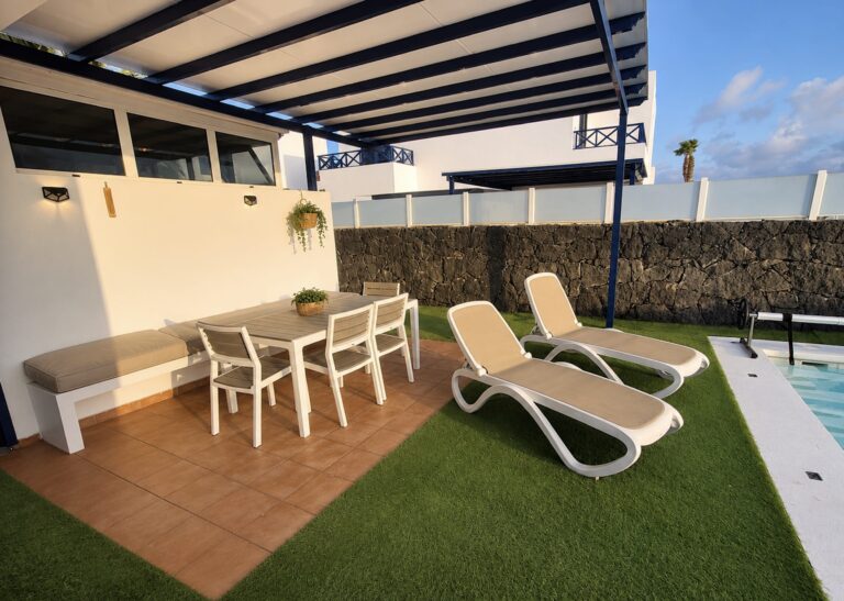 Ver comedor exterior en piscina