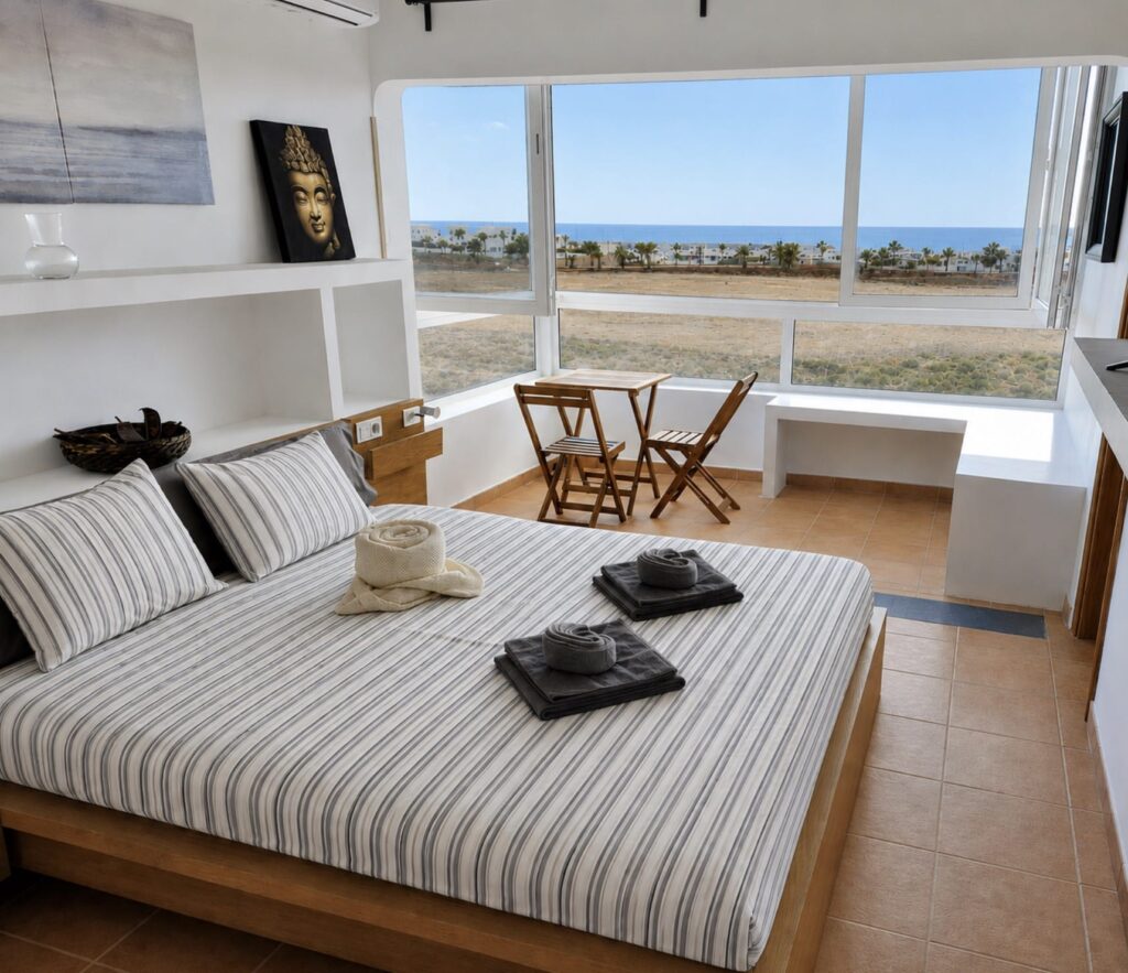 Dormitorio suite principal con terraza integrada y ventanal con vistas al mar